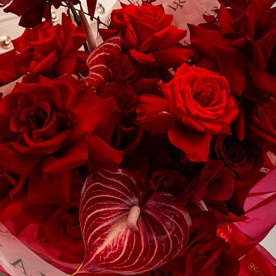 Красный букет с антуриумом